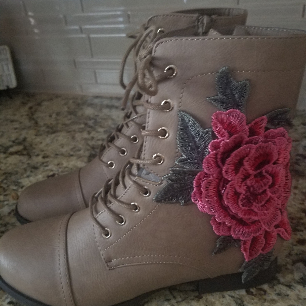 Womens Man made boots with applique